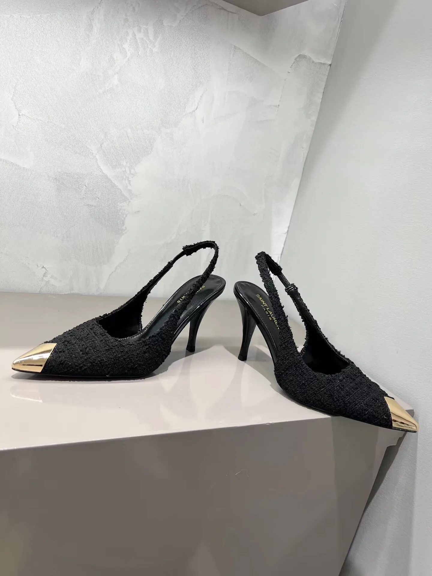 👟👟Ex-factory price 480👟👟 YSL Saint Laurent's new beautiful chain metal pointed-toe high heels. Original purchase. Really a stunner for women. Material: Customized woolen/imported Yangjing upper, original hardware molding, foot pad sheepskin, Italian genuine leather outsole. Heel height: 9cm. Available in two colors: silver chain and gold chain. Sizes: 35–39 (40 is custom-made and non-refundable)